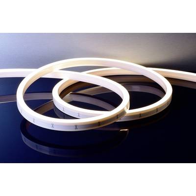 Ein langes, flexibles LED-Lichtband in einem dunklen Raum, mit sanftem, warmem Leuchten, das auf einer reflektierenden Oberfläche liegt.