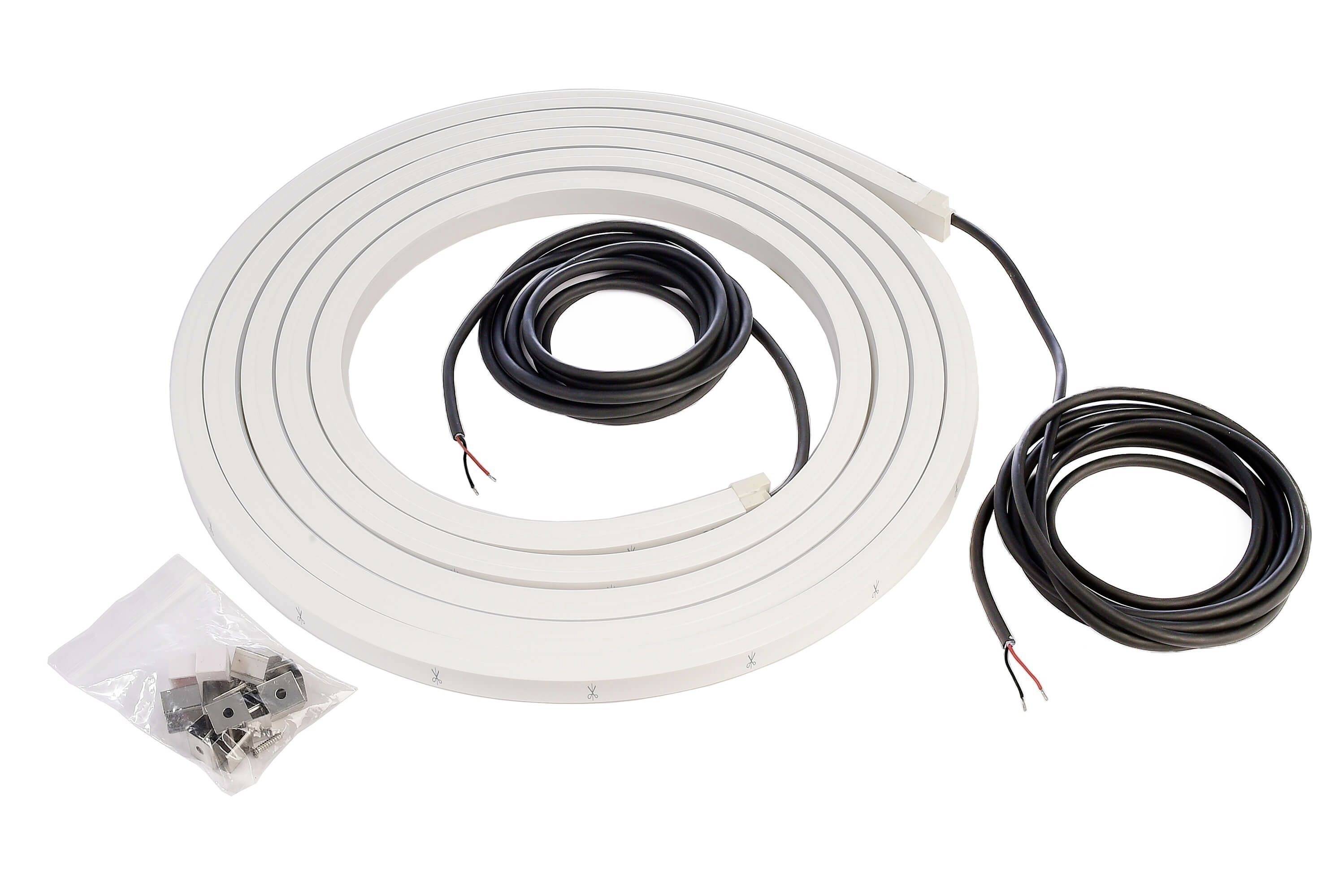 Ein weißes, spiralförmiges LED-Band mit zwei schwarzen Anschlusskabeln. Daneben liegen Montagezubehör in einem Plastikbeutel.