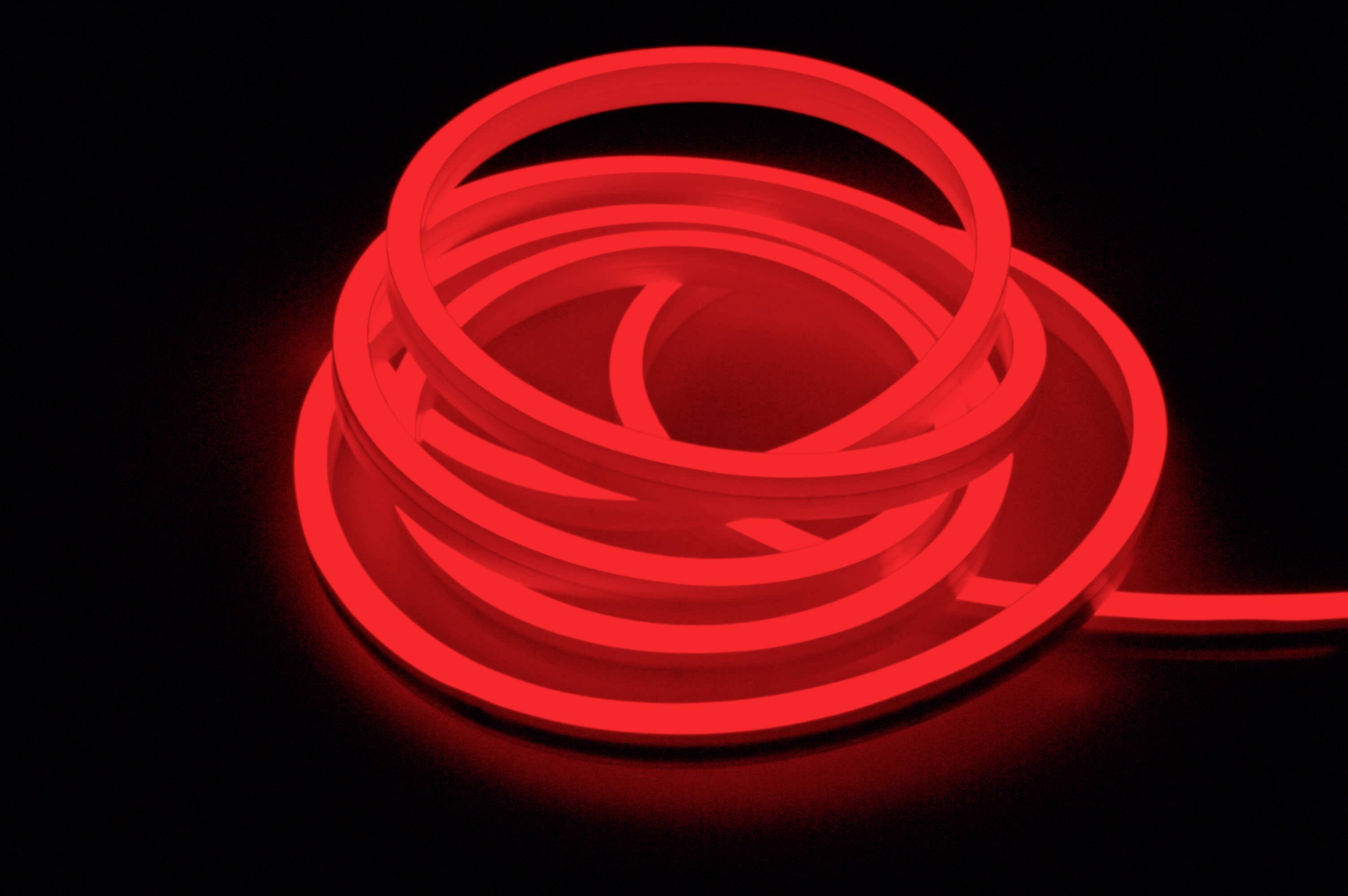 Ein leuchtendes rotes Neonlichtkabel liegt in mehreren Schleifen auf einem dunklen Hintergrund und strahlt ein intensives Licht aus.