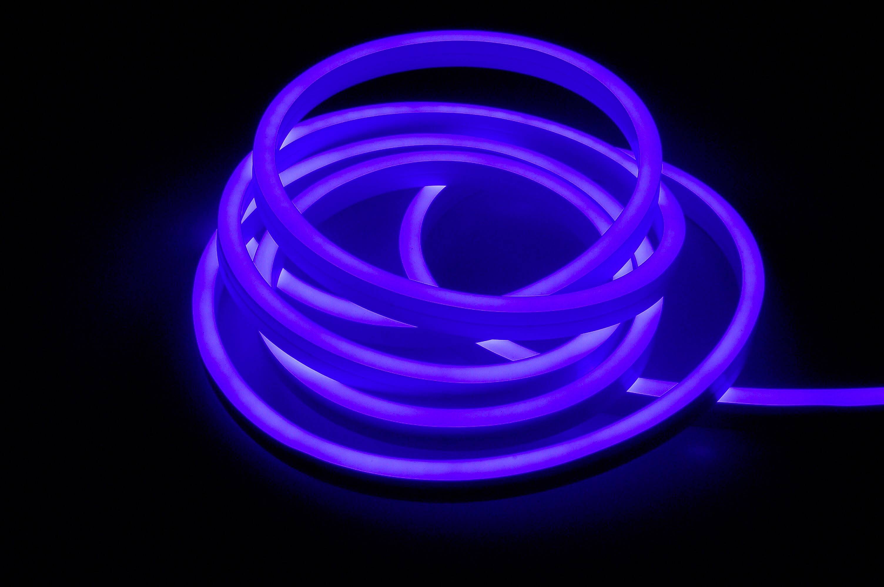 Ein leuchtendes, blaues LED-Lichtband ist spiralförmig auf einem dunklen Hintergrund angeordnet und erzeugt einen futuristischen Effekt.