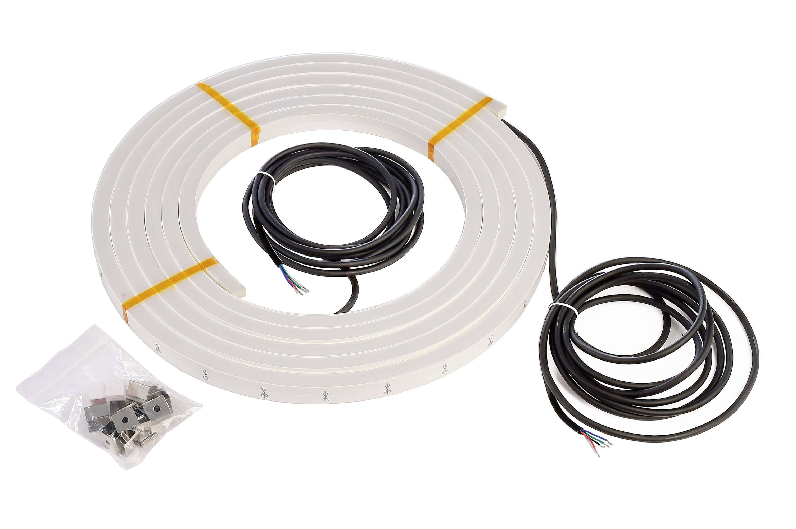 LED-Streifen in Kreisform mit zwei schwarzen Kabeln. Enthalten sind auch Befestigungsclips in einer durchsichtigen Tüte.