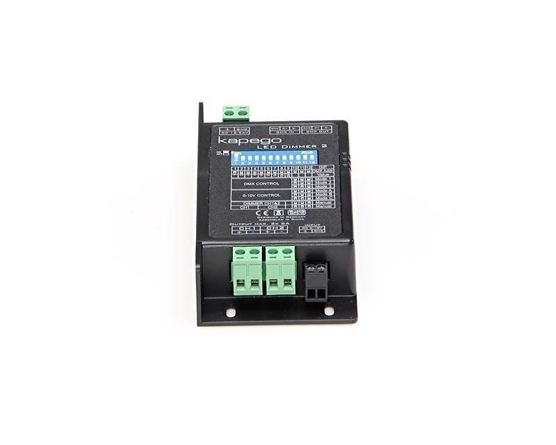 Ein schwarzer LED-Dimmer mit grünen Anschlussklemmen und einem Label oben mit technischen Spezifikationen und Diagrammen.