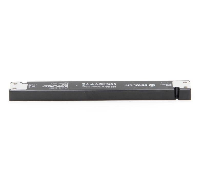 Ein LED-Treiber mit schwarzem Gehäuse und weißen Beschriftungen liegt horizontal auf einer weißen Oberfläche.