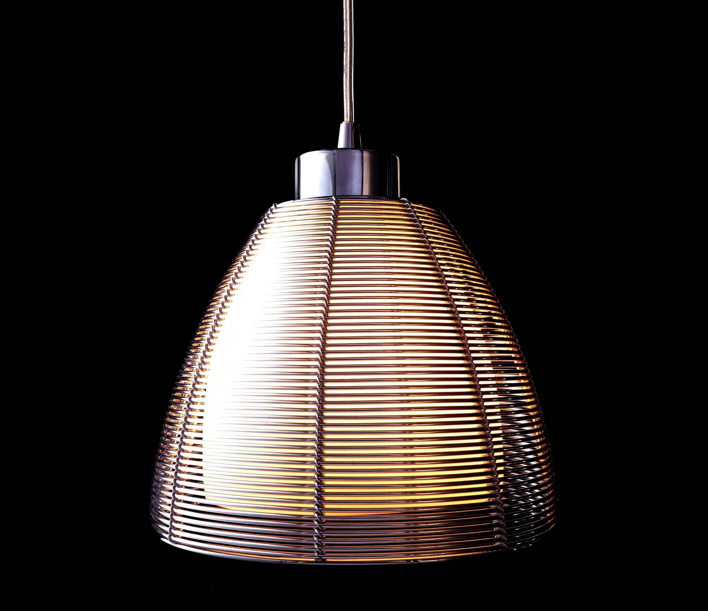 Eine moderne, hängende Deckenlampe mit einem Gitterdesign, die ein warmes Licht abstrahlt, vor einem schwarzen Hintergrund.