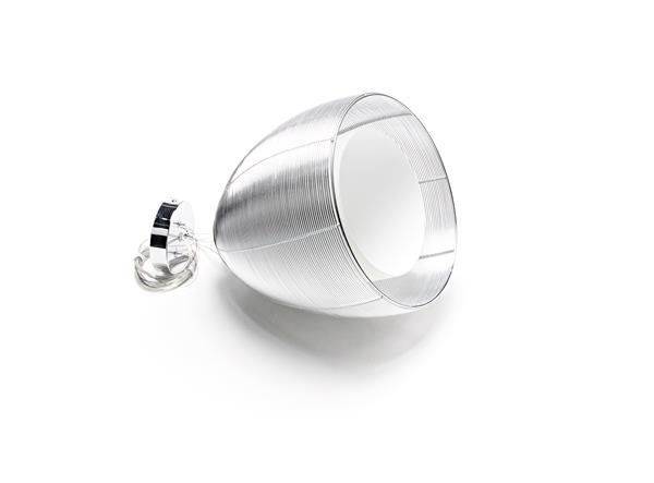 Metalltasse liegt auf der Seite. Rechts davon liegt ein abnehmbarer Griff.