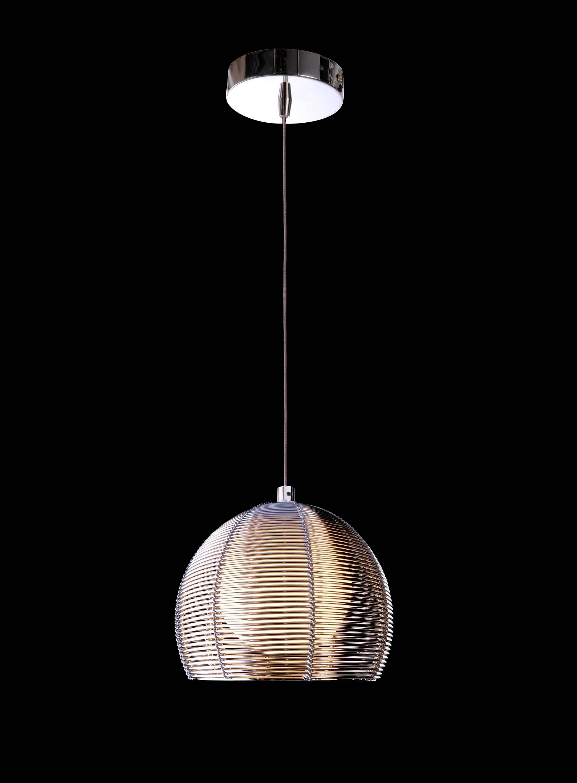 Eine moderne Hängeleuchte mit kugelförmigem Schirm aus Metallstreifen, die warmes Licht ausstrahlt, vor schwarzem Hintergrund.
