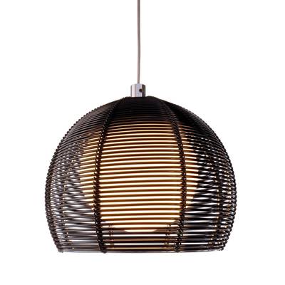 Eine runde Hängelampe mit einem Schirm aus schwarzen Metallstäben, durch den warmes Licht hindurchscheint.