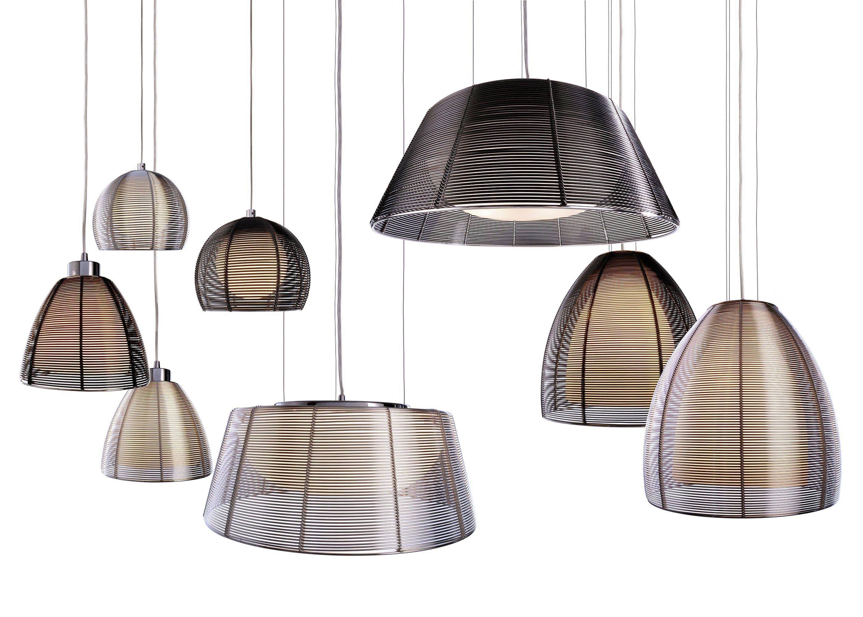 Mehrere moderne, hängende Lampenschirme aus Metall, unterschiedlich in Form und Größe, mit glatten, schlichten Oberflächen.