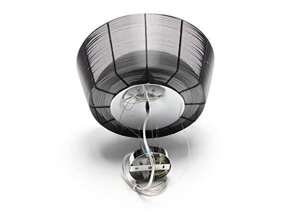 Eine futuristisch gestaltete Tischlampe mit einem runden, gerippten Schirm und sichtbaren Kabeln, die einen modernen Stil repräsentiert.