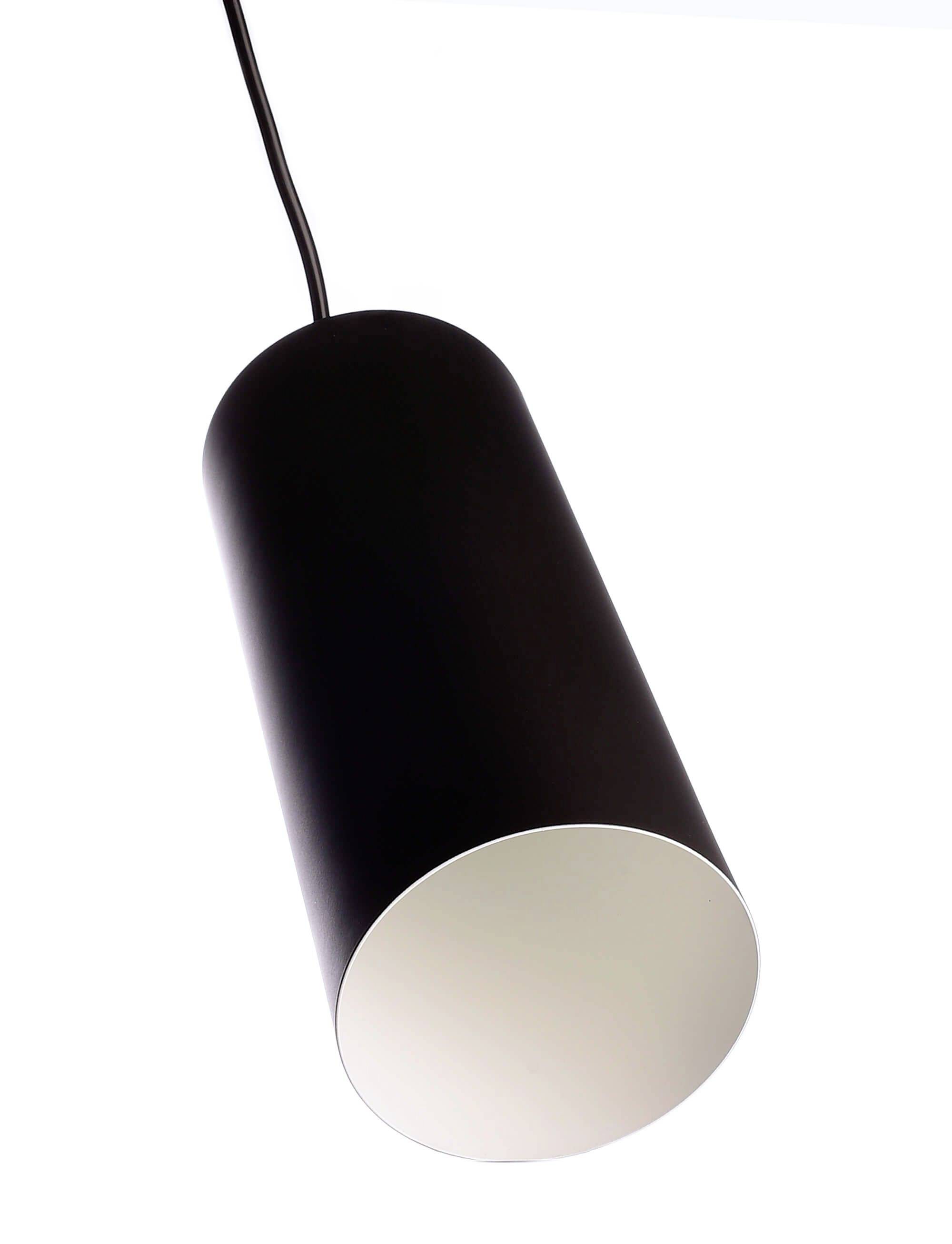 Schwarze, zylindrische Pendelleuchte vor weißem Hintergrund, hängend an einem Kabel. Minimalistisches Design für moderne Räume.