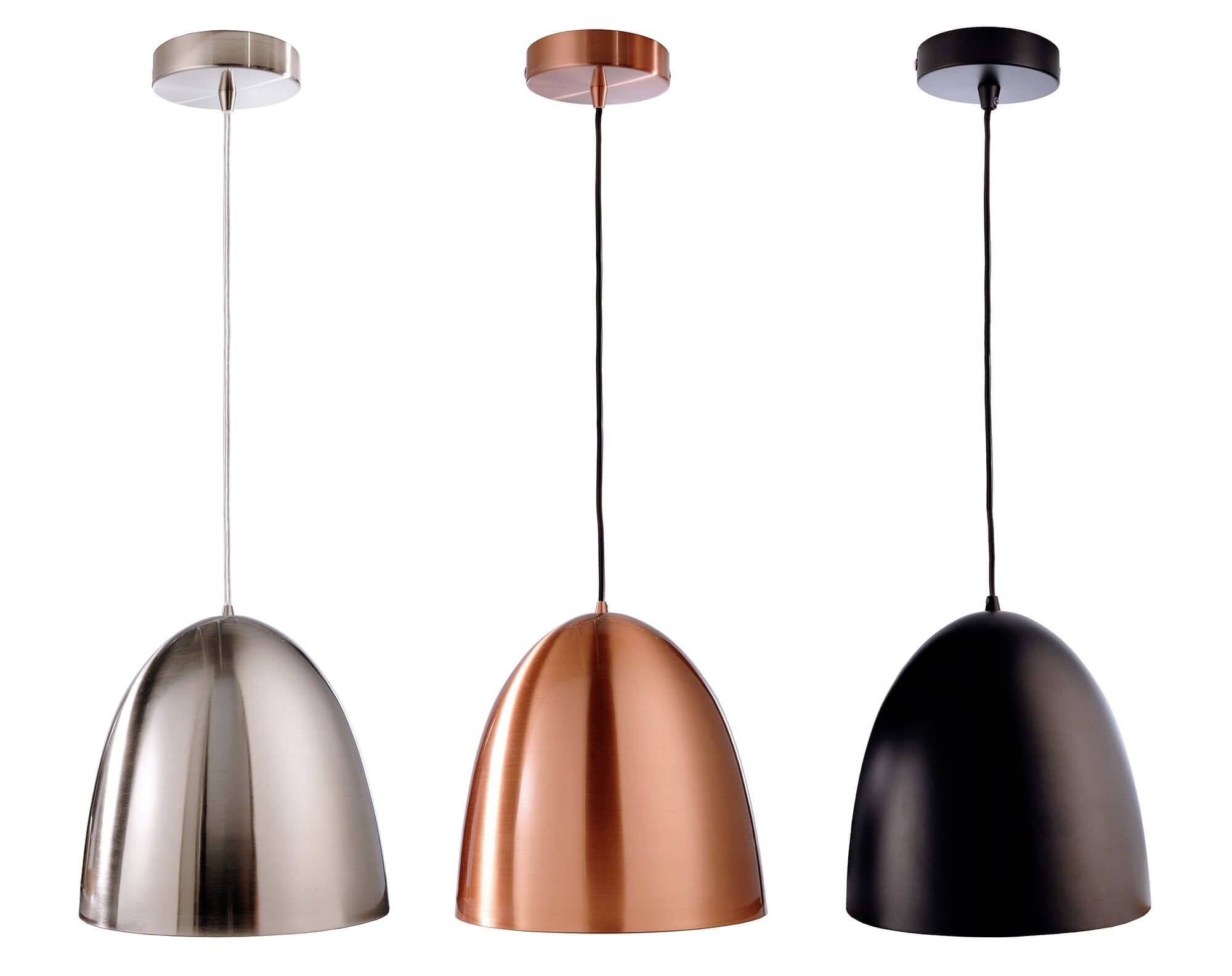 Drei moderne Hängelampen in Silber, Kupfer und Schwarz, nebeneinander von der Decke hängend. Jede hat eine glatte, halbrunde Form.