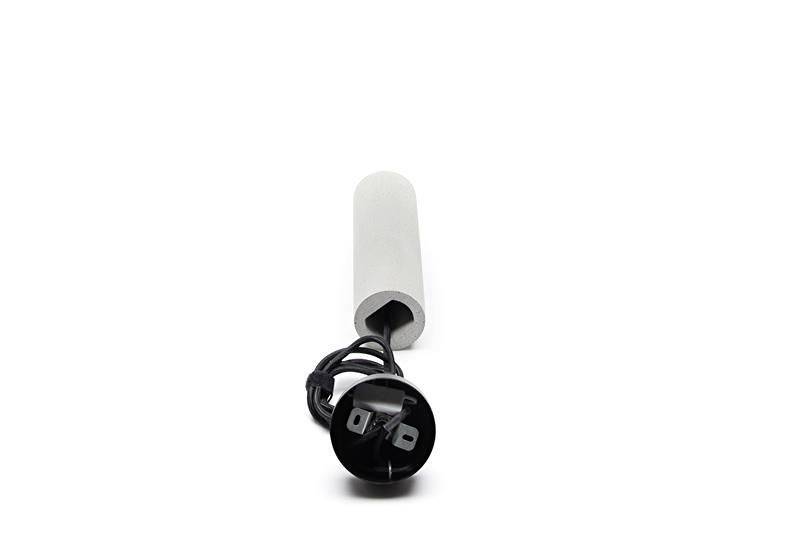 Ein einzelnes, weißes, zylindrisches Objekt mit einem schwarzen elektrischen Stecker am Ende, auf einem weißen Hintergrund.