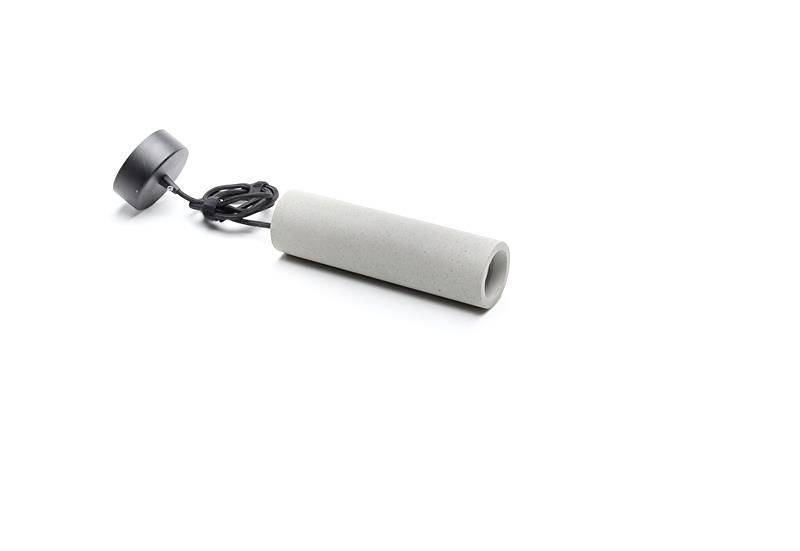 Graues zylindrisches Mikrofon mit schwarzem Kabel und runder Basis, auf weißem Hintergrund.