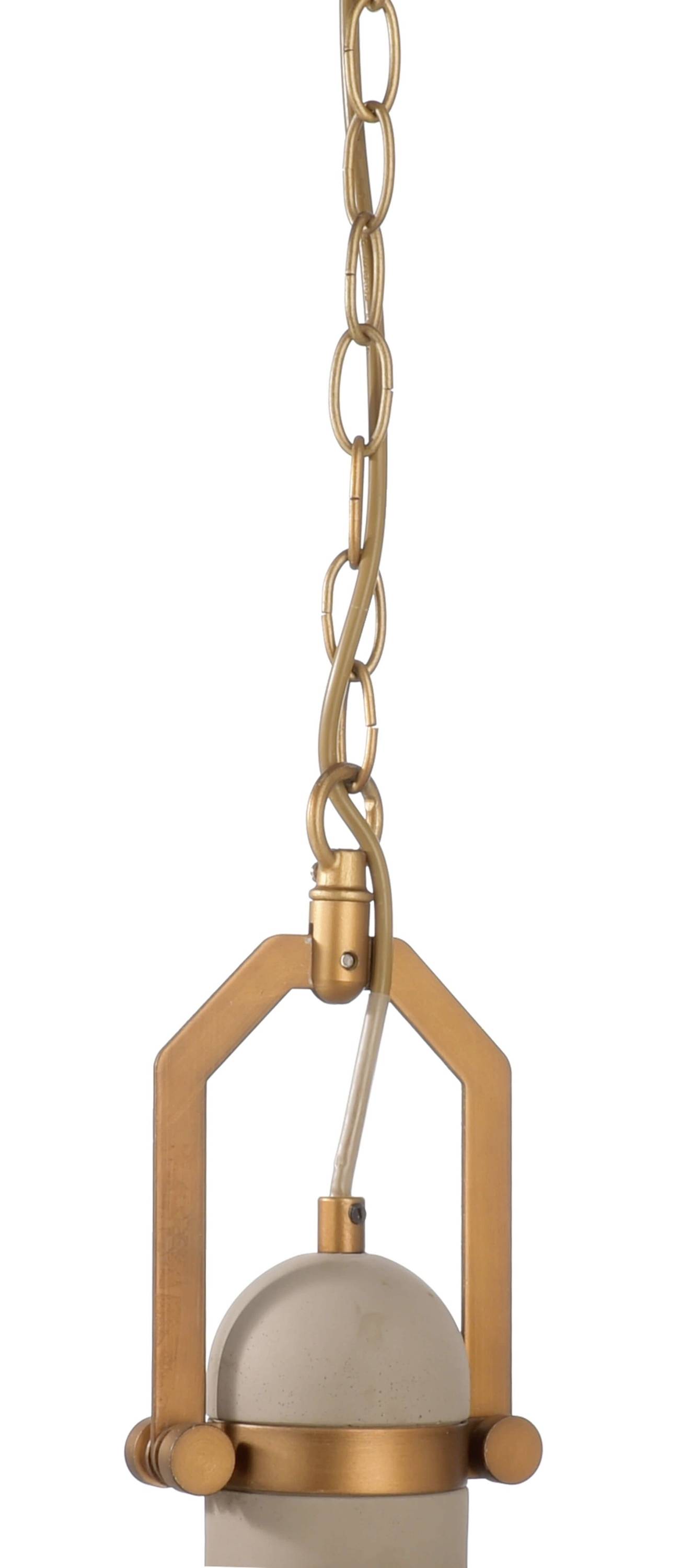 Eine Hängeleuchte aus Metall in Gold mit einer Kettenaufhängung. Geeignet für moderne Innenraumdekoration.