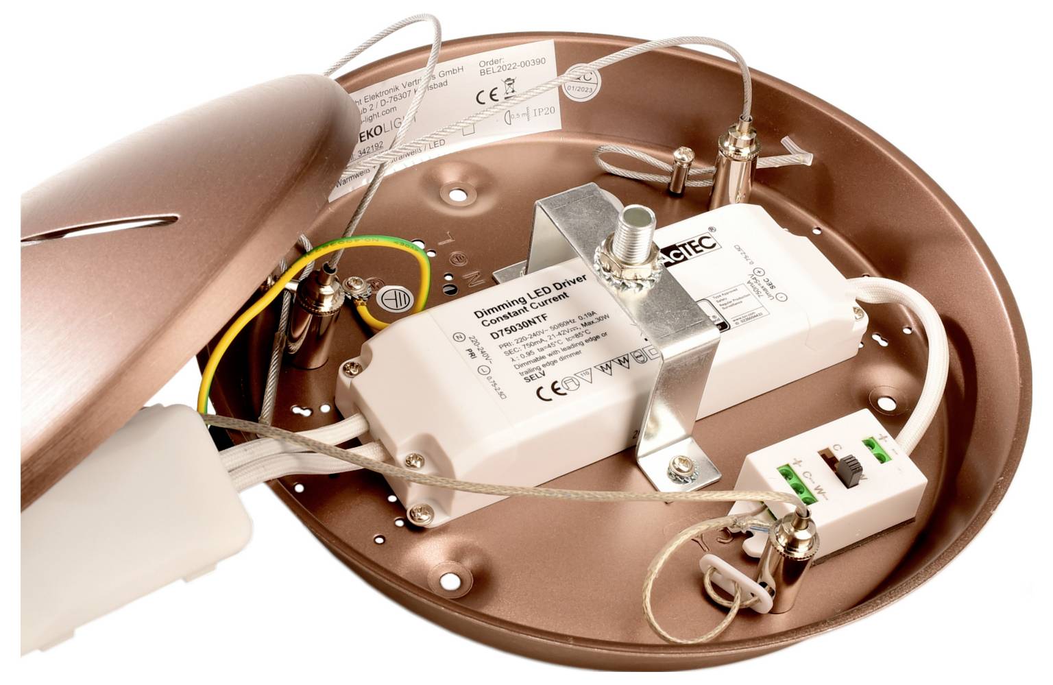 Innenansicht einer Kupfer-Pendelleuchte mit LED-Treiber, Verkabelung, Montagehalterung und Klemmverbindungen.