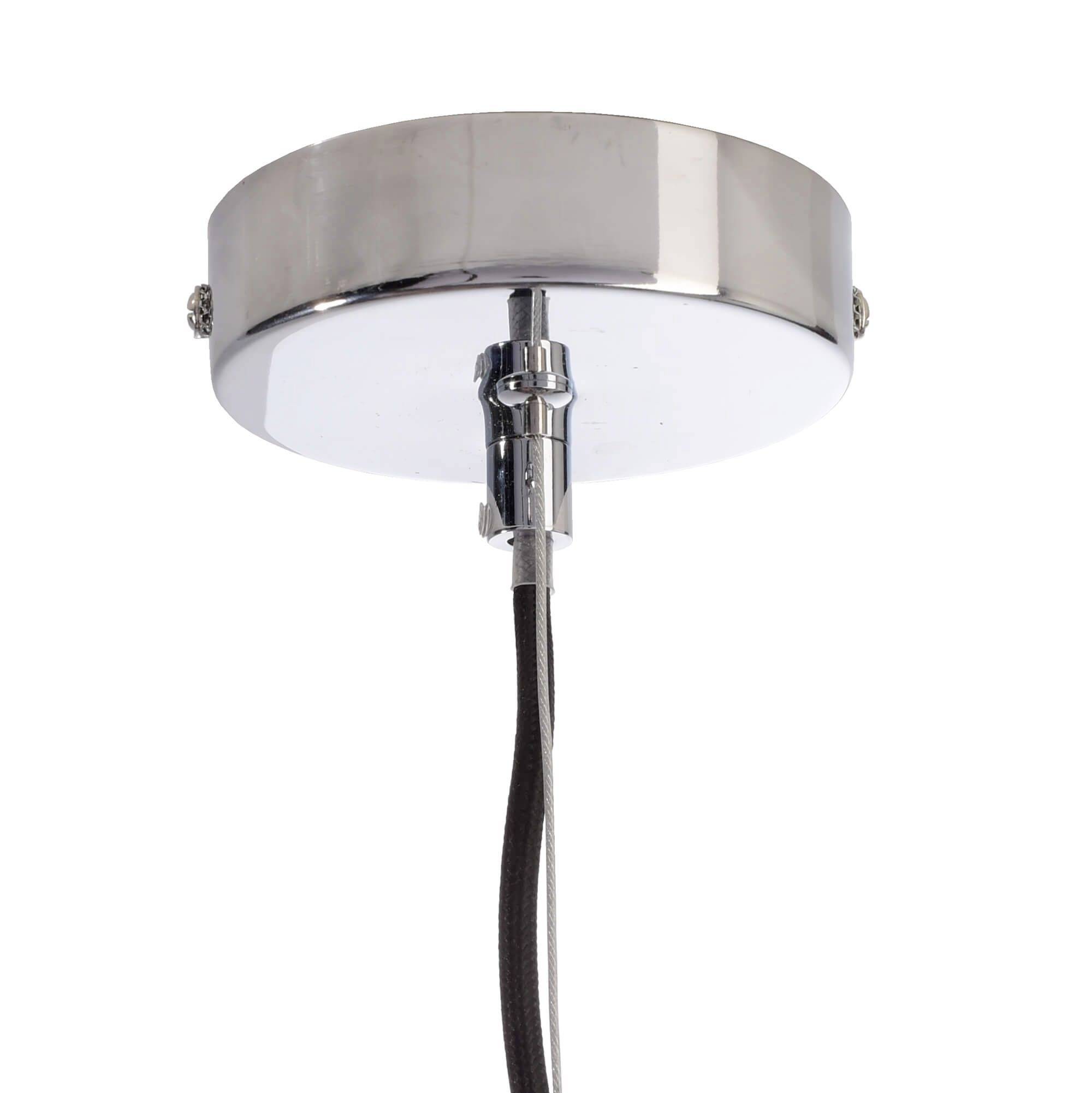 Silberfarbene Deckenbefestigung mit einer daran hängenden Kabelabdeckung für eine Lampe.