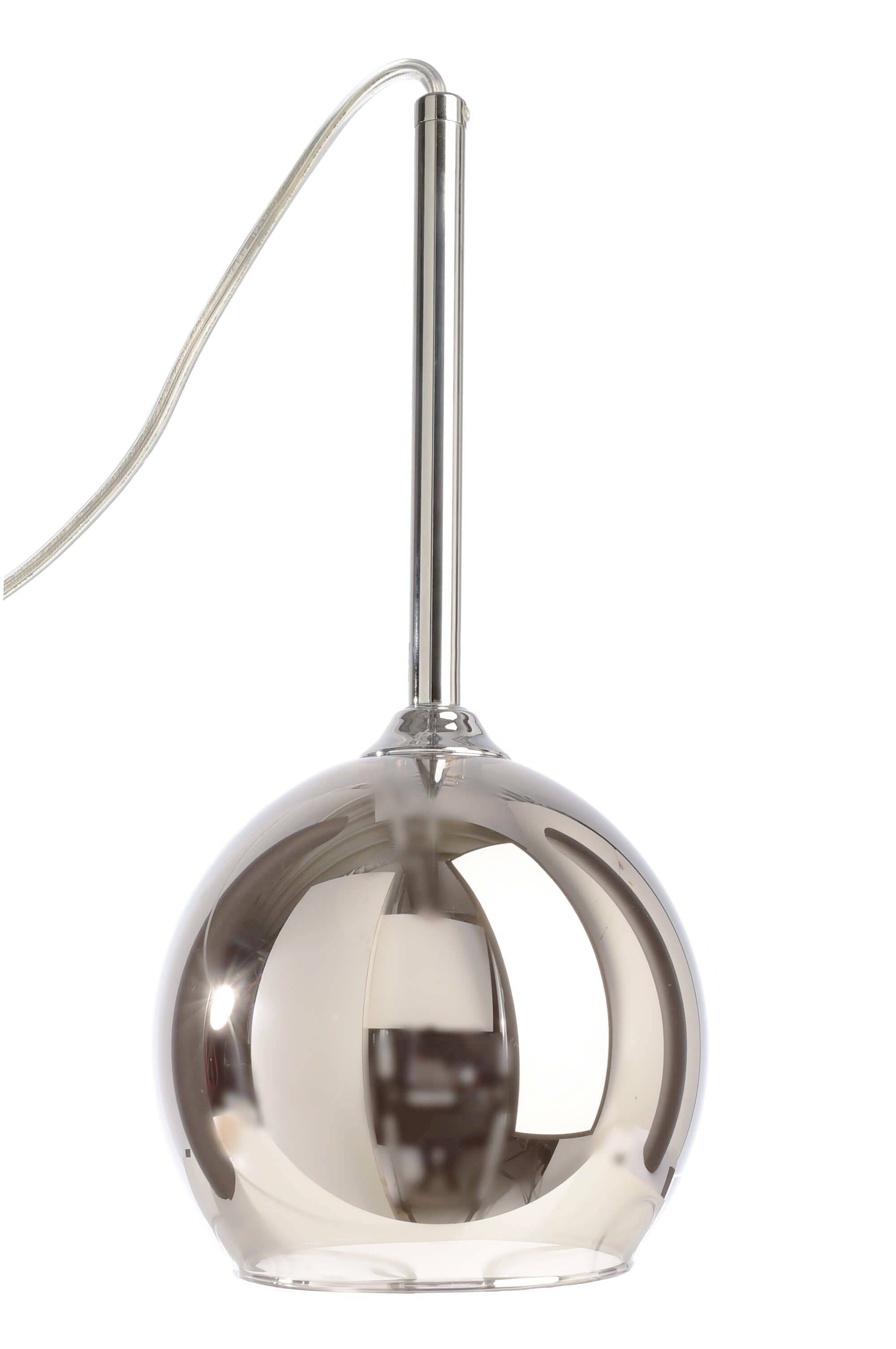 Eine kugelförmige silberne Hängeleuchte mit glänzender Oberfläche und sichtbarem Kabel. Ideal für modernes Raumdesign.