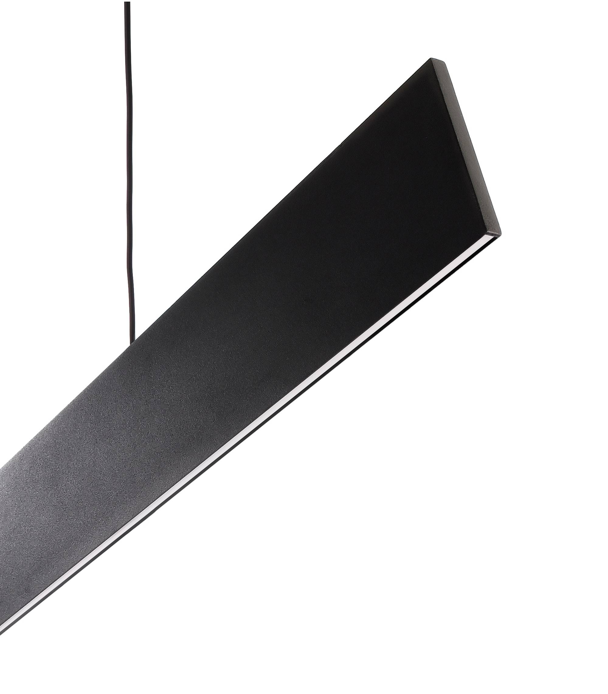 Eine schwarze, längliche Hängelampe mit einem schmalen Kabel, aufgenommen vor einem weißen Hintergrund.