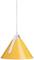 Orangefarbene, konische Hängelampe mit weißem Kabel und Halterung. Ideal für moderne Wohnräume oder Esszimmerbeleuchtungen.