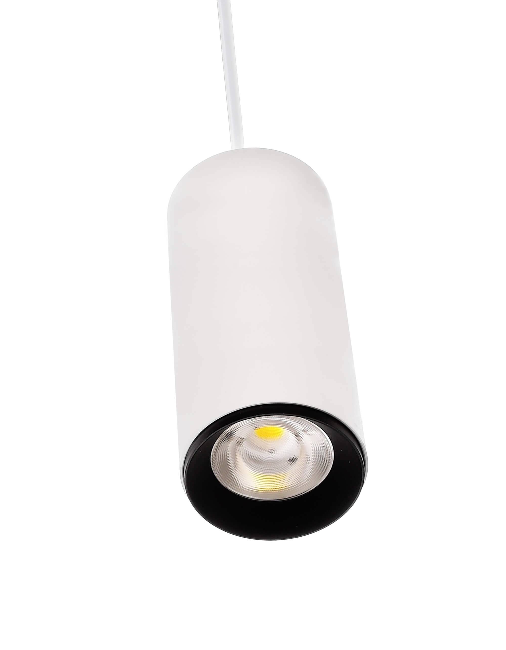 Eine weiße, zylindrische Deckenleuchte mit sichtbarem LED-Leuchtmittel hängt an einem Kabel. Ideal für moderne Innenräume.