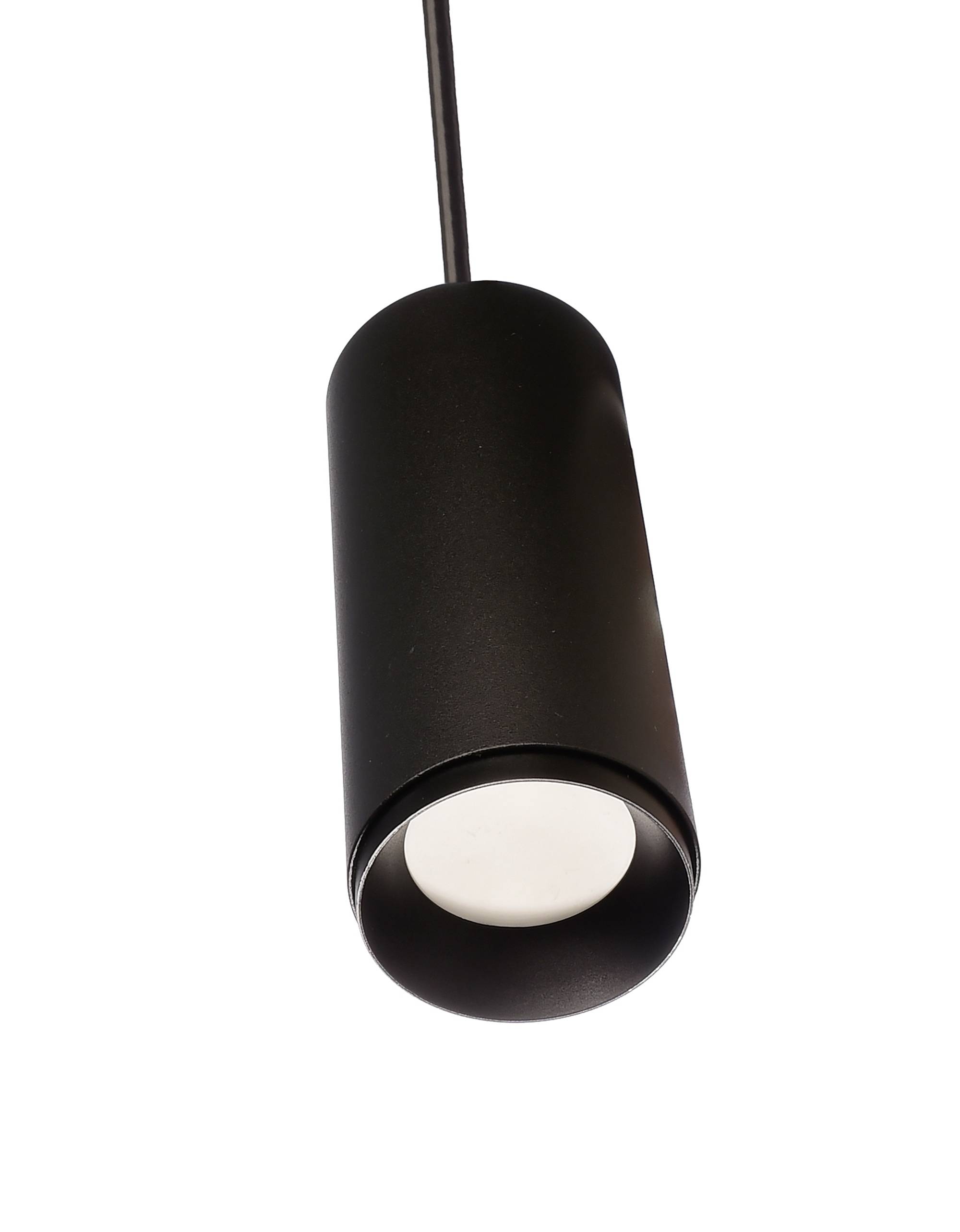Eine schwarze, zylindrische Hängeleuchte mit schlichtem Design, die von der Decke hängt.