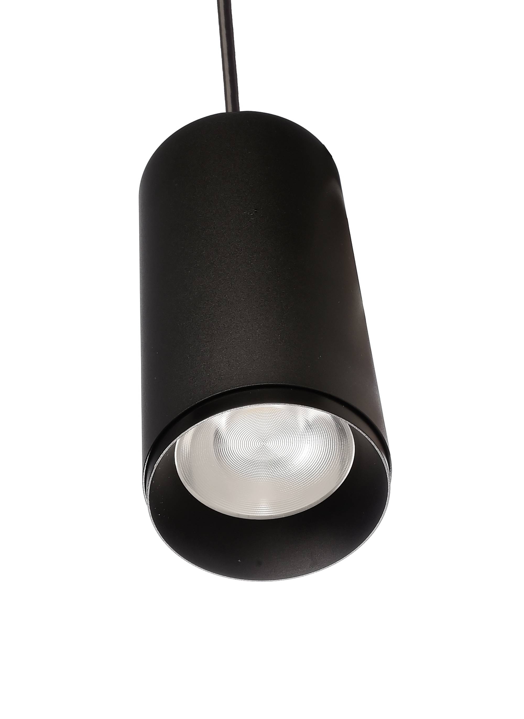 Eine schwarze, zylindrische Hängelampe aus Metall mit sichtbarem LED-Leuchtmittel, die von der Decke hängt.