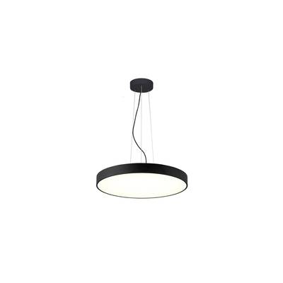Runde, moderne Deckenleuchte in schwarzem Rahmen, hängend an dünnen Kabeln, mit hellem, gleichmäßigem Lichtschein.
