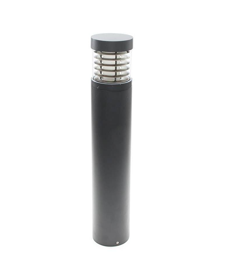 Eine moderne, schwarze Außenleuchte in zylindrischer Form mit einem Gitteraufsatz für diffuses Licht, geeignet für Wege oder Gärten.