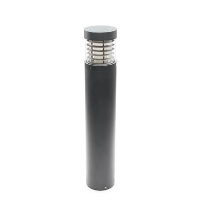 Eine schwarze, zylinderförmige Außenleuchte mit einem oberen Teil aus Metallringen, die für eine gleichmäßige Lichtverteilung ausgelegt ist.
