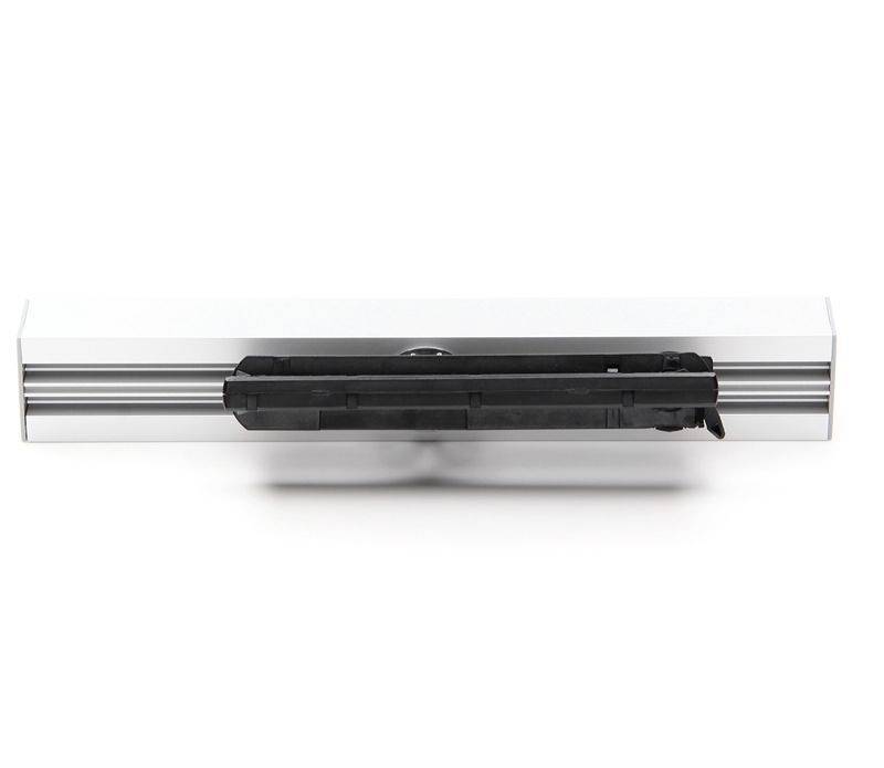 Schwarzer Schlitten auf silberner Metallschiene, horizontal ausgerichtet, auf weißem Hintergrund.