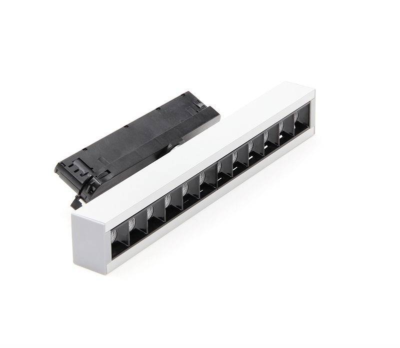 Ein rechteckiges LED-Beleuchtungsmodul mit neun Einzelreflektoren, daneben ein schwarzes, abnehmbares Gehäuse.