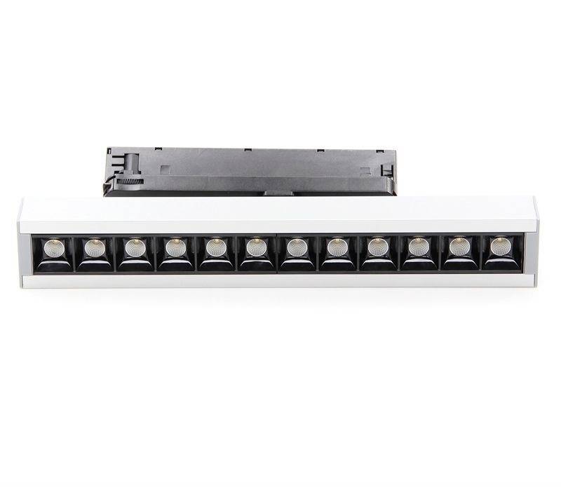 Ein schwarzes LED-Licht-Modul mit zehn einzelnen Linsen in einer Reihe, eingebaut in einen rechteckigen, silbernen Rahmen.