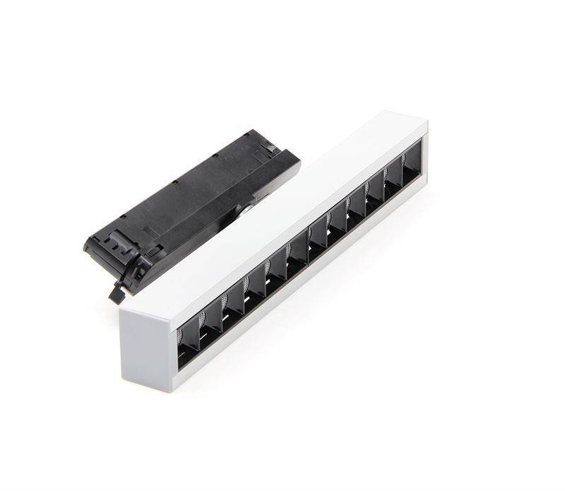 Ein weißer, rechteckiger Netzwerk-Patchpanel mit RJ45-Buchsen und ein schwarzer Abdeckrahmen, die nebeneinander stehen.