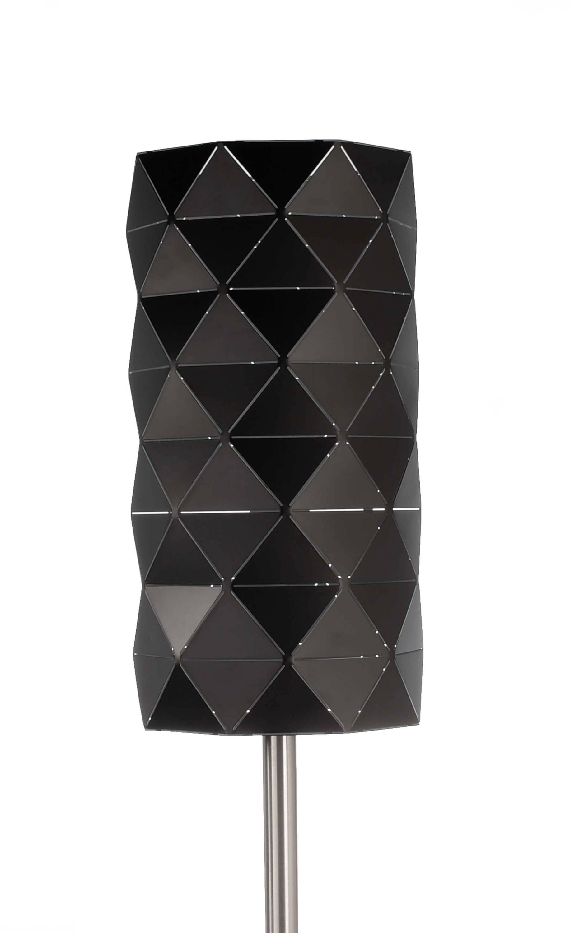 Schwarze Stehlampe mit geometrischem, facettenartigem Lampenschirm aus dreieckigen Formen, auf silbernem Ständer.