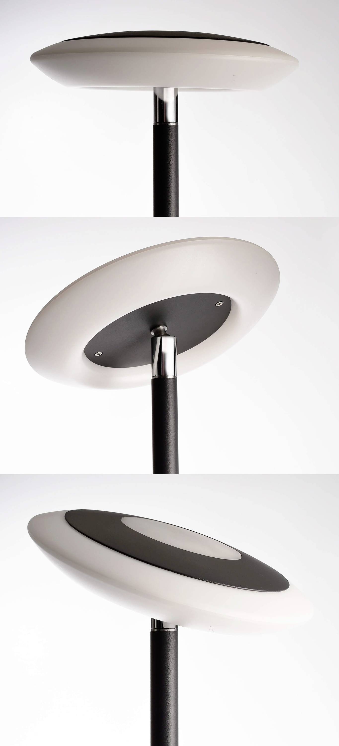 Drei Bilder einer modernen Stehlampe mit rundem, flachem Leuchtkörper auf einem schwarzen Stativ. Gezeigt aus unterschiedlichen Blickwinkeln.