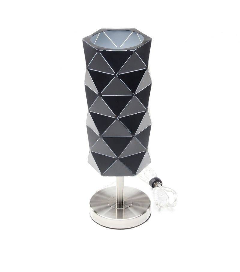 Eine Tischlampe mit geometrischem schwarzem Schirm aus dreieckigen Mustern auf silbernem Standfuß; modern und dekorativ.
