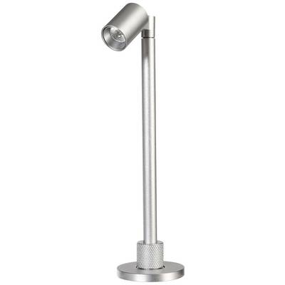Eine silberne, moderne Tischlampe mit einem schwenkbaren Lampenkopf und zylindrischem Standbein auf einem runden Sockel.