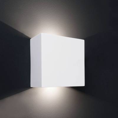 Weiße Wandlampe mit quadratischem Design, strahlt Licht nach oben und unten, erzeugt stimmungsvolle Beleuchtung auf dunklem Hintergrund.