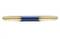 Ein eleganter, gold- und blau-farbener Stift mit glatter Oberfläche, horizontal liegend auf weißem Hintergrund.