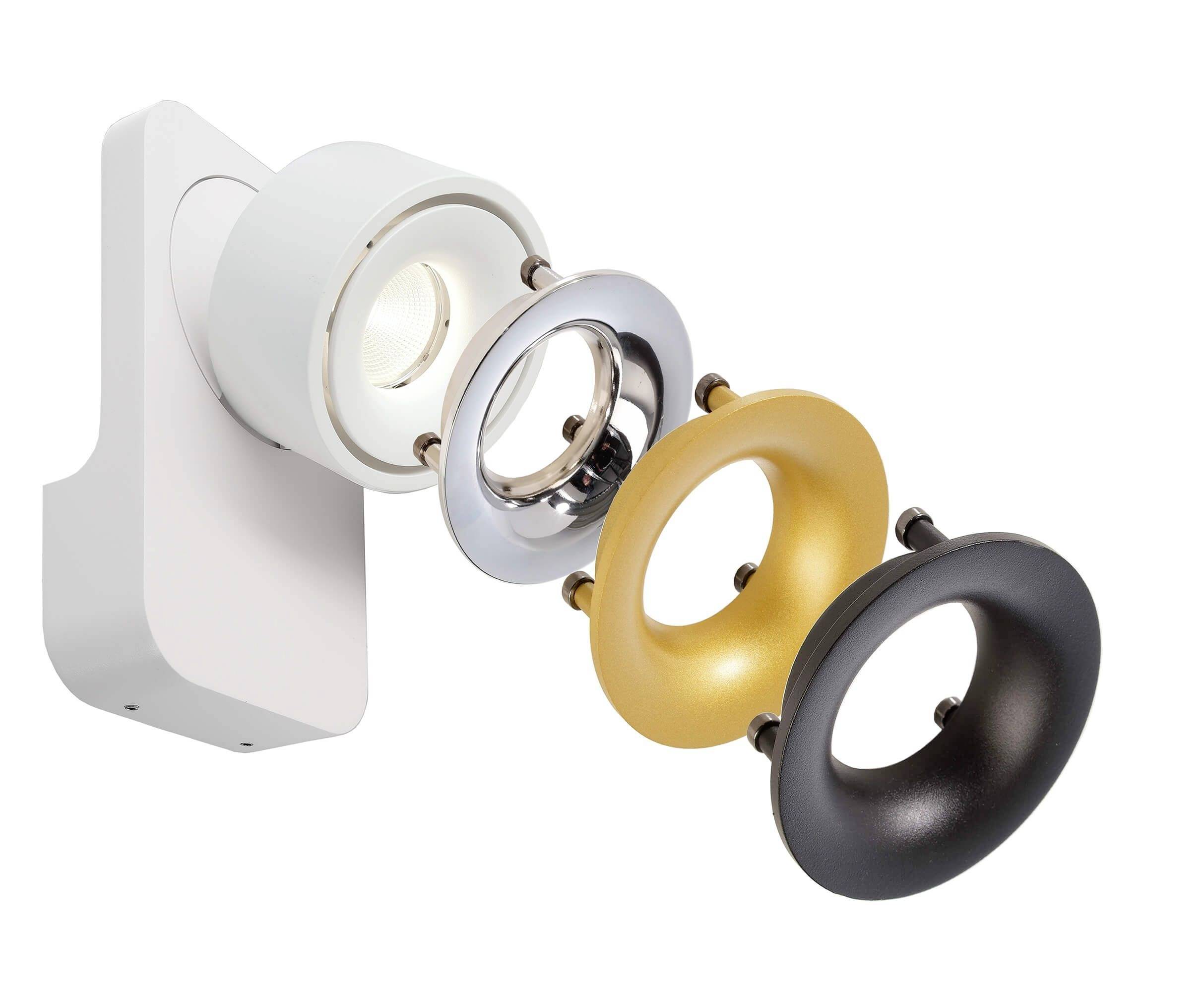 Ein LED-Strahler mit austauschbaren, farbigen Ringen in Weiß, Silber, Gold und Schwarz, die nebeneinander gezeigt werden.