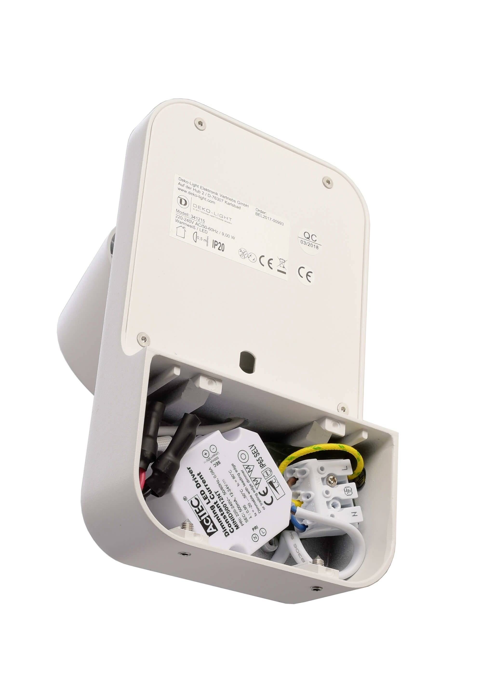 Ein weißes technisches Gerät mit offenem Gehäuse zeigt interne elektrische Komponenten und Verkabelung.