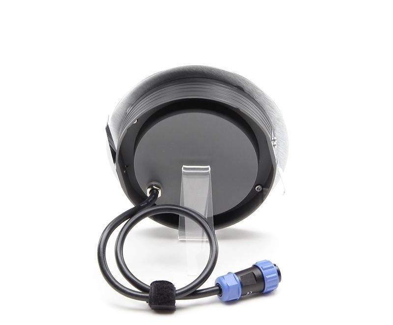 Runde schwarze LED-Leuchte mit blauem Stecker und Kabel, Ansicht von hinten. Geeignet für Fahrzeuge oder Außeninstallationen.