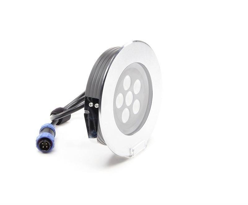 Ein rundes, silbernes LED-Unterwasserscheinwerferlicht mit schwarzem Kabel und blauem Stecker, geeignet für Poolbeleuchtung.