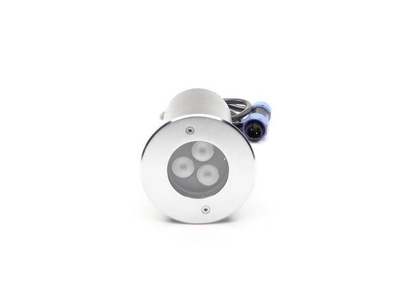 Rundes silberfarbenes LED-Licht mit drei sichtbaren LED-Dioden und einem blauen Anschlusskabel, geeignet für Boden- oder Unterwassermontage.