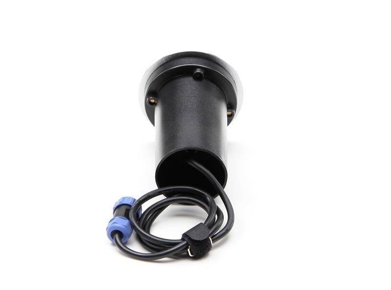 Ein schwarzer zylindrischer Sensor mit einem Kabel und einem blauen Anschluss liegt auf einem weißen Hintergrund.