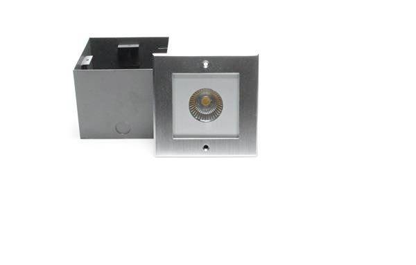 Metallische quadratische Einbauleuchte mit zentraler Glühbirne, eine Leuchte geöffnet; modernes Design.