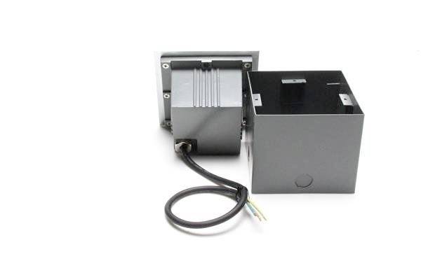 Ein graues elektrisches Gehäuse mit abnehmbarer Abdeckung, verbunden mit einem Kabel, das aus der Rückseite herausragt.