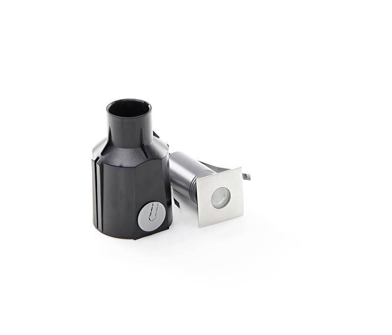 Schwarzes Kunststoff- und silbernes Metallbauteil, möglicherweise ein Adapter oder Anschlussstück, vor weißem Hintergrund.