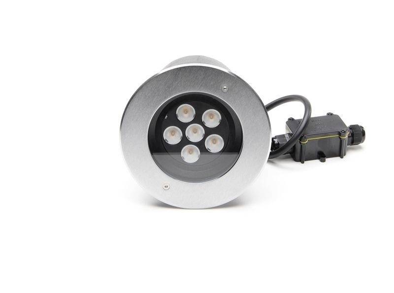 Eine runde LED-Einbauleuchte aus Metall mit fünf sichtbaren LEDs und einem Kabelanschluss. Sie wird zur Beleuchtung verwendet.