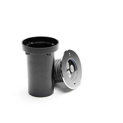 Kunststoffrohr mit schwarzem Gehäuse, seitlichem Anschluss und abnehmbarer runder Metallabdeckung, wahrscheinlich für Abwasser oder Entwässerung.
